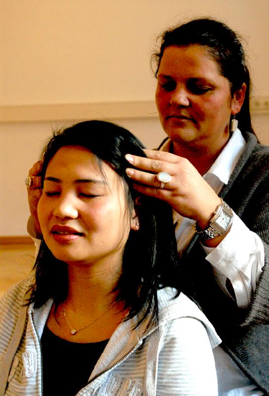 Zwei Teilnehmerinnen des Gesundheitscoachings beim Erlernen von Massagetechniken. Foto: Wirtschaftsreferat
