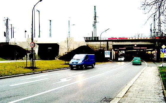 Radler können wählen: Von Bogenhausen Richtung Berg am Laim auf dem Gehweg in der Autoröhre (re.) oder durch den breiten und hellen kombinierten Fußgänger-/Radlertunnel (li.).	Foto: ikb