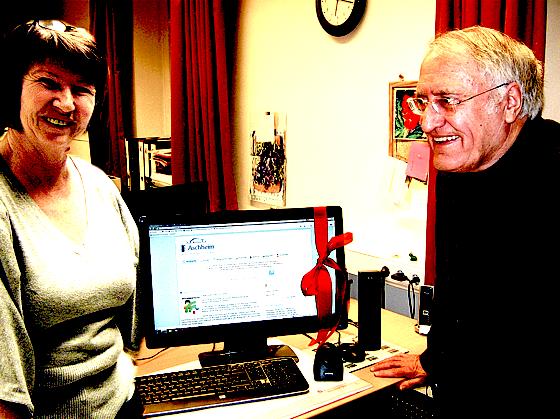 Die Leiterin der Bücherei, Barbara Herberg, freute sich über die PC-Geschenke von Bürgermeister  Helmut J. Englmann.	Foto: VA