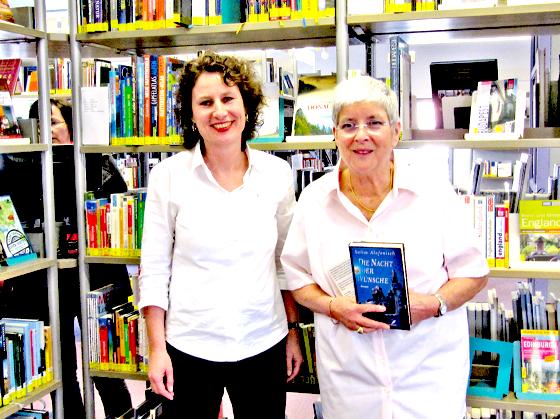 Bibliotheksleiterin Gabriele Oswald und »Vorleserin« Christa Jansen freuen sich über die erneute Auszeichnung der Grünwalder Bibliothek. 	Foto: Woschée