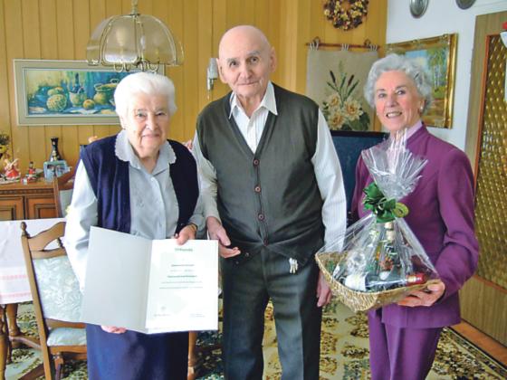 Elisabeth Stettmeier gratulierte Josef und Theresia Achenbach herzlich zum 60. Hochzeitstag. Foto: VA