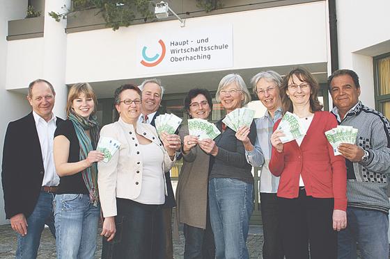 Johannes Ertl (4. v. l.) und Jutta Krause (6. v. l.), freuten sich, 2.800 Euro aus der Christbaumaktion für  soziale Projekte  überreichen zu können.  Foto: hol