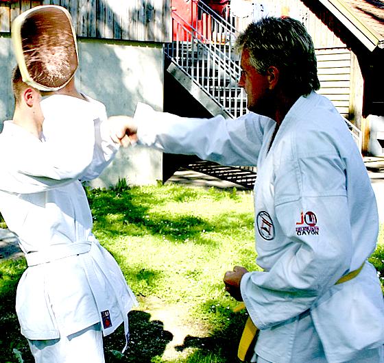 Regelmäßiges Training klassischer Kampfkunst fördert die Körperbeherrschung.  	Foto: Oberhuber