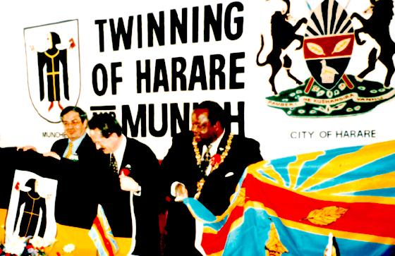 Münchens Oberbürgermeister bei der Unterzeichnung der Städtepartnerschaft mit seinem Amtskollegen aus Harare. Foto: ESS-München