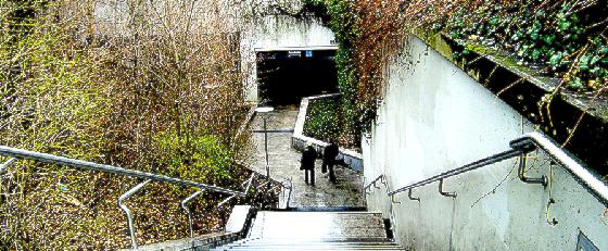 Der BA fordert die Überdachung der Zugänge am  U-Bahnhof Arabellapark. Vor allem auf den Treppen zum Klinikum Bogenhausen besteht bei Regen und Nässe große Rutschgefahr.	Foto: ikb