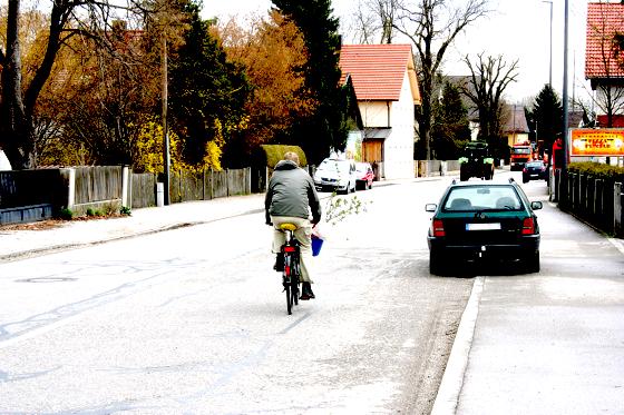 Das Baureferat plant die Radweglücke in der Karlsfelder Straße in Feldmoching zu schließen. Kritisch sehen dies die Bürger, der BA und die Polizei. 	Foto: ws