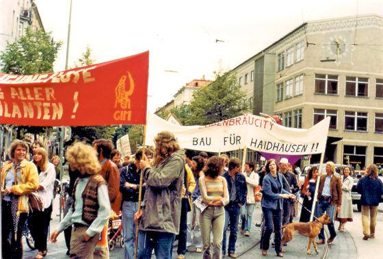 1981: Demo gegen Sanierung und Umwandlungsspekulation in der Steinstraße, vorbei an der sich im Bau befindenden Philharmonie.	Foto: VA