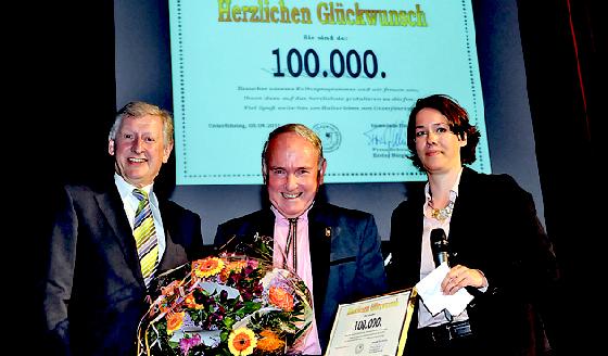 Werner Spitzweg (Mi.) war der 100.000 Besucher des Unterföhringer Kulturprogramms. Es gratulierten Bürgermeister Franz Schwarz und Kulturamtsleiterin Barbara Schulte-Rief.	Foto: Gemeinde