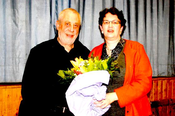 »Der Sepp bringt mir immer Blumen mit«, freute sich Münchens zweite Bürgermeisterin und Versammlungsleiterin Strobl über das Präsent des BA-Chefs.	Foto: js
