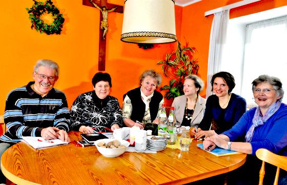 Christine Ettmüller (2. v. l.) und ihr Team des Hilfsrings leisten unbürokratische und schnelle Hilfe für Bürger in Brunnthal.	Foto: Schunk