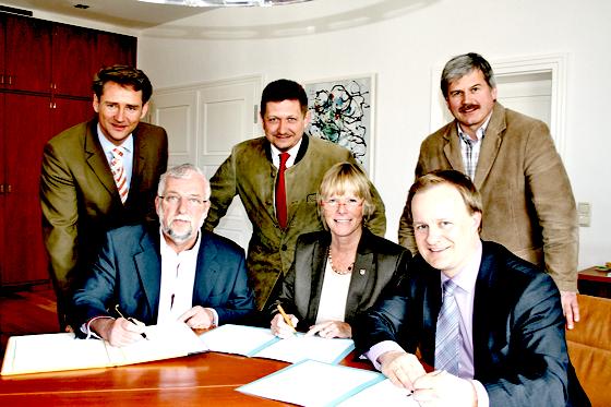 Die Bürgermeister Helmut Dworzak, Ursula Mayer, Robert Niedergesäß (1. Reihe v. li.) und Stefan Kern, Klaus Korneder und Johann Eichler (2. Reihe v. li.).	Foto: ar