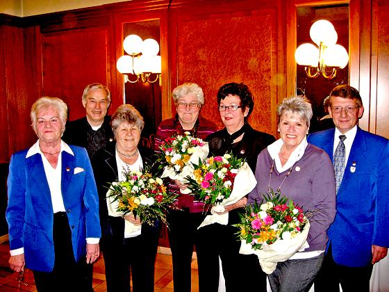 Von links.: 1. Vorstand Hilde Heimrath, Erhard Neumann,  Anna Kiendl, Lisbeth Pallauf, Anna Kiermeier, Helga Götz und 2. Vorstand Karl Meyer