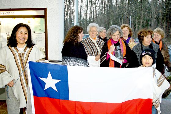 Die Organisatorinnen mit der chilenischen Nationalfahne beim Einzug in die Kirche.  	Foto: Pfarrei St. Magdalena