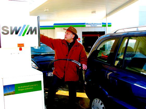 Dr. Gert Latzel beim Betanken seines Erdgasfahrzeuges.	 	Foto: privat