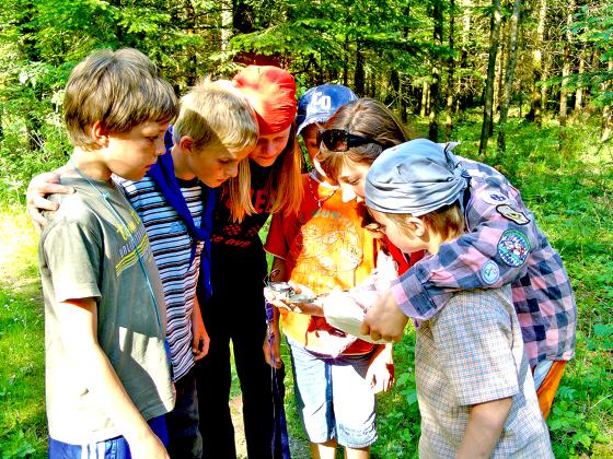 Bei den gemeinsamen Aktivitäten lernen die Mädchen und Jungen im Team zusammenzuarbeiten und den richtigen Umgang mit der Natur. 	Foto: privat