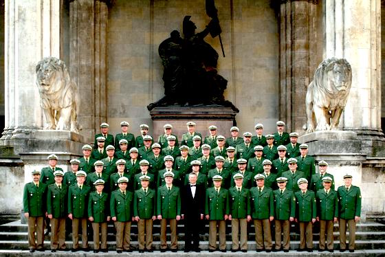 Der Chor 2005 vor der Feldherrnhalle in der klassischen Uniform der bayerischen Polizei. Foto: Polizei