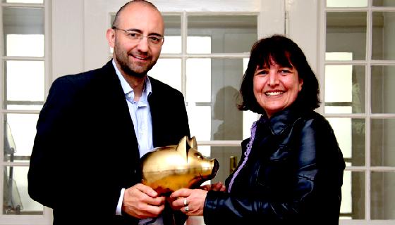 Jerome Braun (Geschäftsführer der Stiftung Hänsel+Gretel) gratuliert Christine Rudolf-Jilg (Amyna) zur Auszeichnung. Foto: Privat