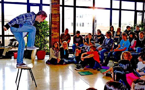 An der Hauptschule Kirchseeon präsentierten zwei Darsteller im Stück das Thema „Mobbing“.	Foto: VA