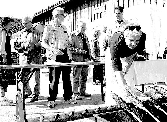 Ab 16 Uhr gibt es am ersten Mai-Samstag beim Stadlfest in Riem auch Steckerlfisch.	Foto: Privat