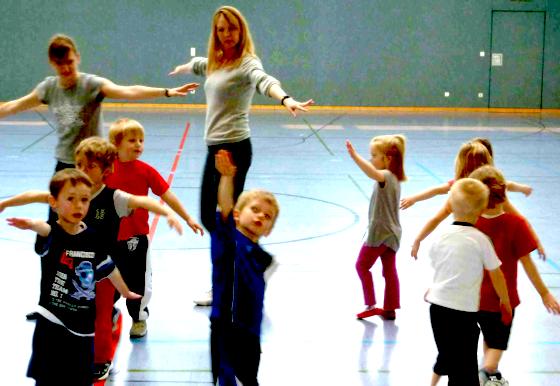 Alle Kinder tanzen gerne. Und tanzen fördert das Körpergefühl.	Foto: VA