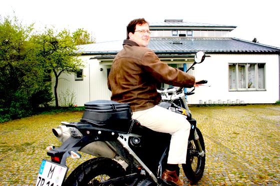 Mit dem Motorrad kam Pfarrer Frank Schäfer 2005 nach Moosach. Nun wird er die Gemeinde  natürlich mit dem Motorrad  wieder verlassen.  	Foto: ws		