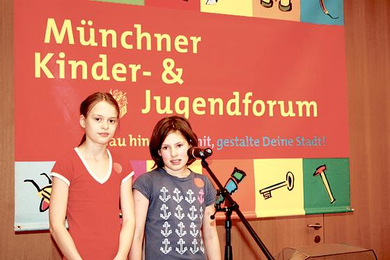 Nina Beck (links) und Hannah Kreutzinger wollen in ihrem Klassenzimmer im Luisengymnasium nicht länger schwitzen.	Foto: Julia Stark