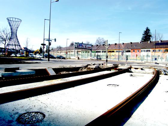 Die Gleise der 16er-Tram werden unter dem Kunstwerk Mae West hindurch  führen, im Bild der Kreuzungsbereich Effner-/Englschalkinger Straße.	Foto: ikb