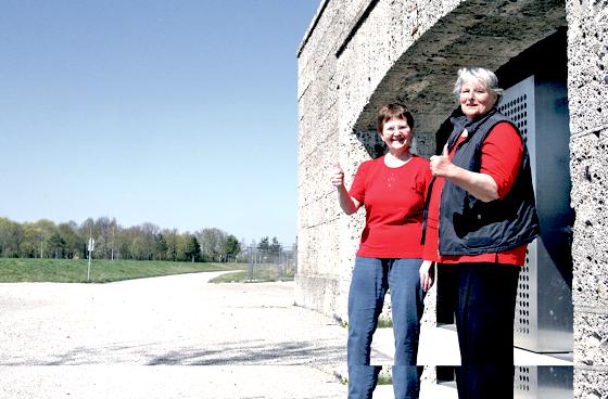 Gertrud Ziegltrum und Maren Salzmann-Brünjes (v. li.), fordern an der Tribüne des ehemaligen Flughafens den Abzweig der neuen Ortsumfahrung.	Foto: mst