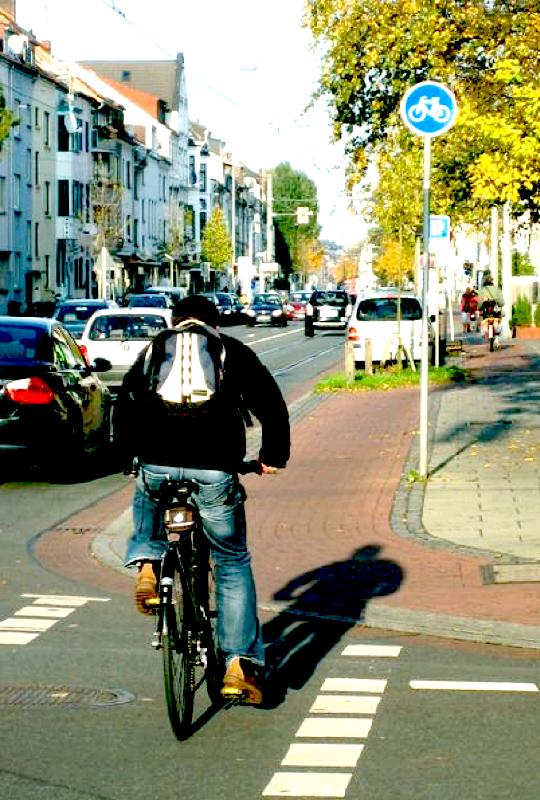 Auch Radfahrer müssen sich an Verkehrsregeln halten. Ansonsten drohen saftige Geldbußen bis Führerscheinentzug, warnt der ADAC.	Foto: ADFC