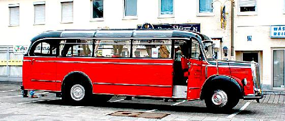 Oldtimer-Traum in rot und schwarz: Die Tour wird in einem alten Mercedes-Reisebus gemacht.	Foto: VA