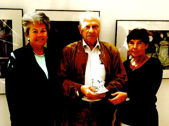 Clemens Schmid übergibt die Spende der Ehrenamtlichen an Brigitte Scholle und Luise Danzl.	Foto: VA
