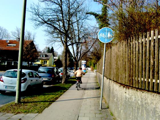 Zu eng für Fußgänger und Radfahrer ist laut KVR der kombinierte Streifen an der Vollmannstraße. Deshalb soll die Nutzungspflicht des Wegs für die Pedalritter aufgehoben werden.	Foto: ikb