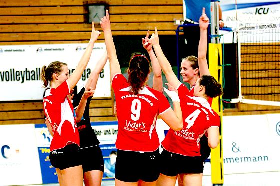 »Wir sind wieder ganz oben«, zeigen die Lohhofer Volleyballerinnen nach zwei Siegen.	Foto: VA