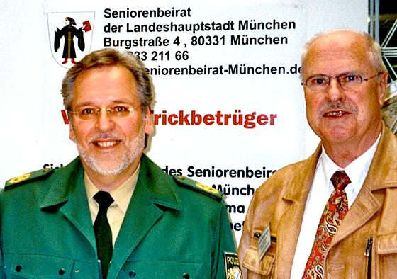 Herbert Topfstädt und Robert Kopp (v. li.) informieren über Trick­betrüger-Methoden und beantworten Ihre Fragen.