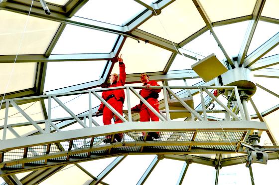 Die Haustechniker Christian Karchhammer und Gernot Metzger  (von links) inspizieren die große Glaskuppel über dem pep point.