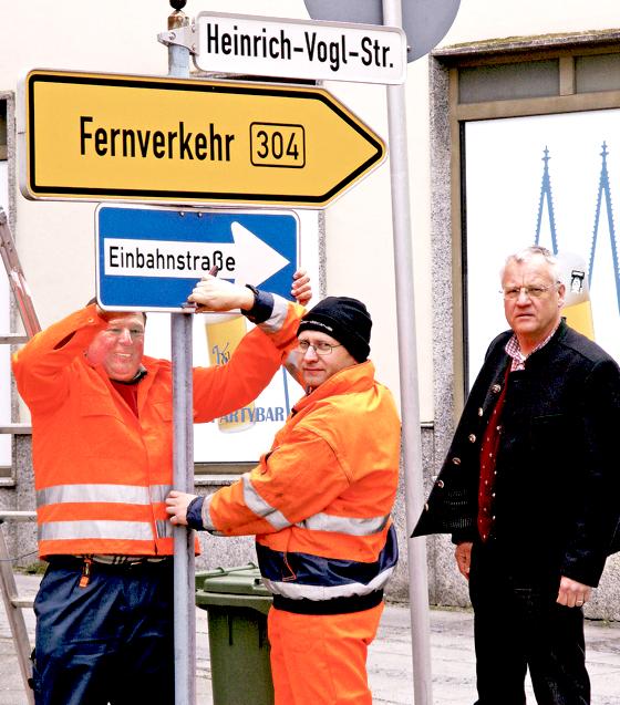 Robert Zimmermann (l.) und Maximilian Fuchs werden nächste Woche mithelfen die Schilder abzumontieren. Rathauschef Walter Brilmayer (r.) bittet, in der Zeit das Auto stehen zu lassen. 	Foto: Liane Killmann
