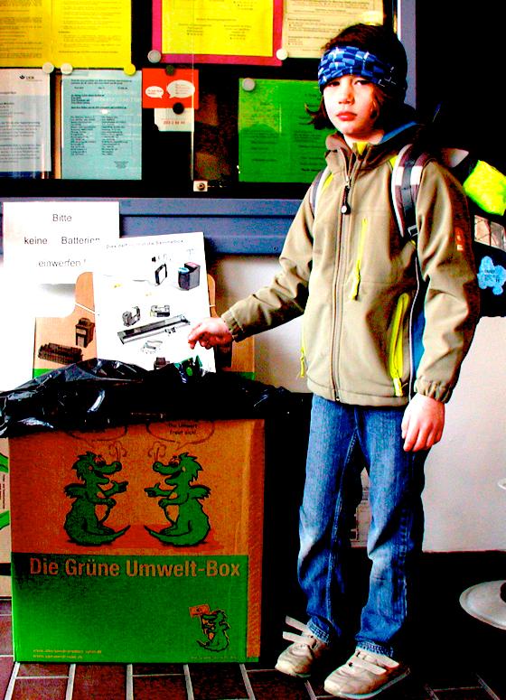 Schüler Jacob Hein wirft eine Druckerpatrone in den Grünen Drachen. 	Foto: Privat