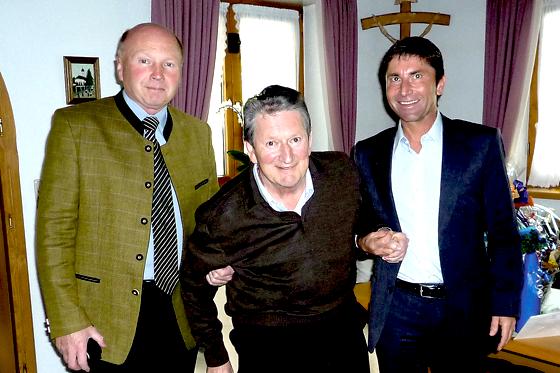 Johann Zehetmair (li.) und Andreas Kemmelmeyer (re.) gratulierten PWU-Ehrenmitglied Lorenz Spitzweg zum 70. Geburtstag.	Foto: VA