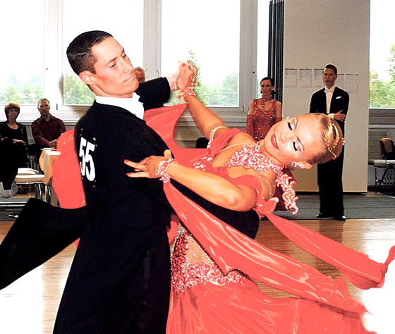 Sie sind Könner sowohl in den Standard- als auch den Lateinamerikanischen Tänzen: Julian und Brigitte Heubeck.	Foto: Klaus-Peter Baaske