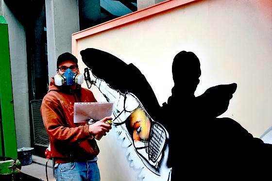 Der angehende Kirchenmaler Christian Schulz beim Graffiti-Workshop des Berufsbildungszentrums anlässlich des Aktionstags gegen Rassismus und Diskriminierung.	Foto: Julia Stark