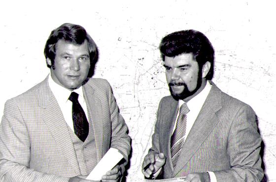 Josef Wirth (Lehrer-Wirth-Straße), ein verdienter Truderinger, der Außerordentliches für den Stadtteil geleistet hat, mit Hermann Memmel (li.) 1984. 	Foto: Privat