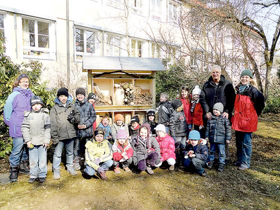 Die Schüler der Grundschule I. an der Friedenstraße in Ottobrunn haben ihr eigenes Insektenhotel errichtet. Foto: Huber