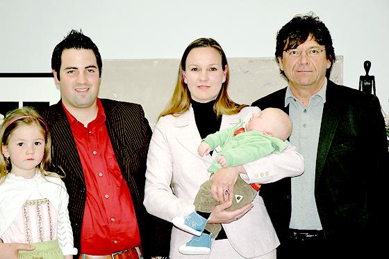 Bürgermeister Hingerl (re.) mit dem kleinen Simon und dessen Familie. Foto: Gemeinde Poing
