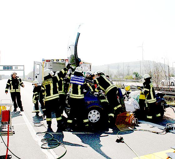 Spektakuläre Rettung auf der Autobahn neben der Allianz-Arena. Foto: Feuerwehr