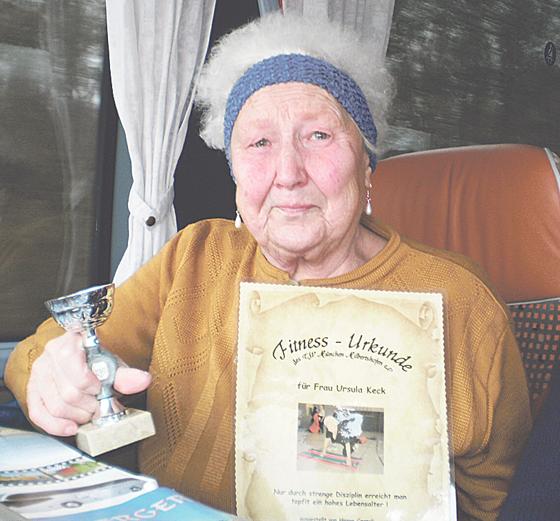 Die 88-jährige Ursula Keck freut sich über die Urkunde, die ihr der TSV-Päsident überreichte.  Foto: VA
