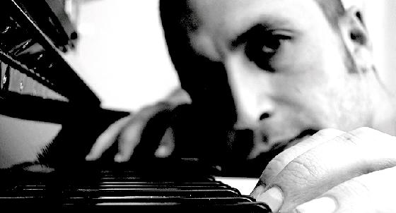 Der Pianist Stefan Schmid spielt mit vier anderen Musikern zusammen »Twelve in a row«. Foto: Jazz Plus
