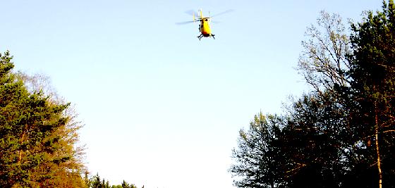 Zwei Problemfelder in einem Bild: Der Helicopter steigt vom Startplatz im Süden des Klinikgeländes  dort soll er nach Ansicht der Anwohner der Geiselgasteigstraße auch bleiben.	Foto: Hettich
