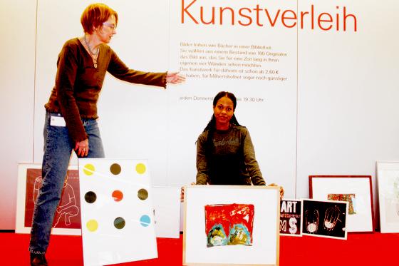Kunstverleiherin Neeltje Dijkshoorn berät die Milbertshofer Bürgerin Tania Harris. Die Auswahl an zeitgenössischen Werken ist groß.	Foto: ws