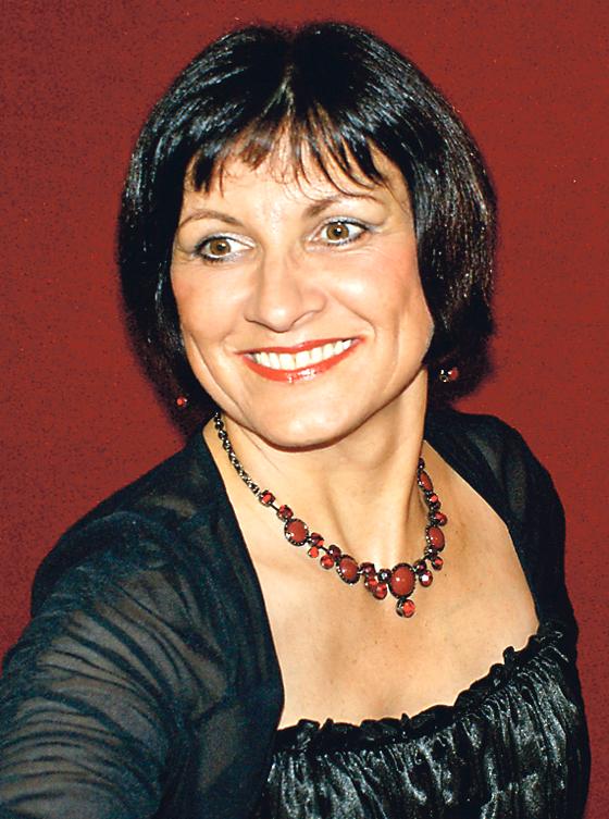 Die Sängerin und Moderatorin Annette Königes tritt im Mai im Pelkovenschlössl auf.	Foto: VA
