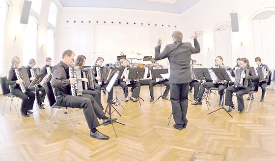 Das Landesjugend-Orchester für Akkordeon spielt am 22. Mai in Grünwald.  Foto: VA